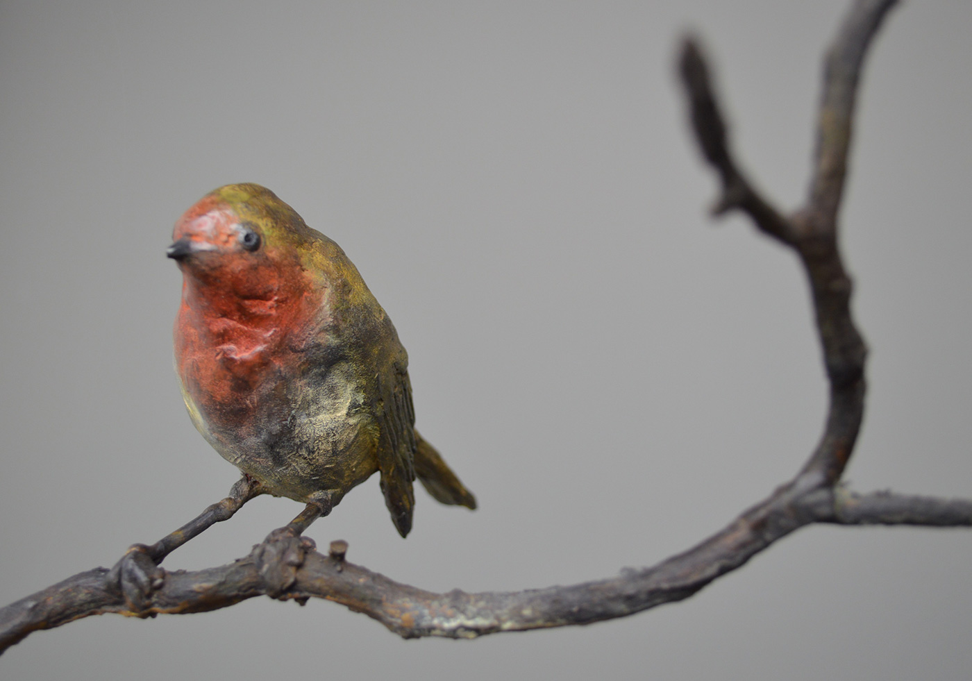  roodborst op tak | uniek | 72 x 39 cm | hardstenen sokkel 12 x 12 x 10 cm 